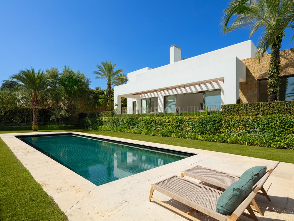 Villa Green 10: Elegância Contemporânea e Luxo à Beira do Golfe na Finca Cortesin - Image 23