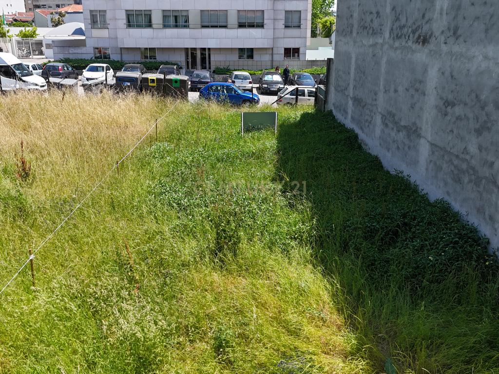 Terreno Urbano com Projeto Aprovado para Moradia de 2 Pisos no Centro de São Mamede de Infesta, Matosinhos - Image 9