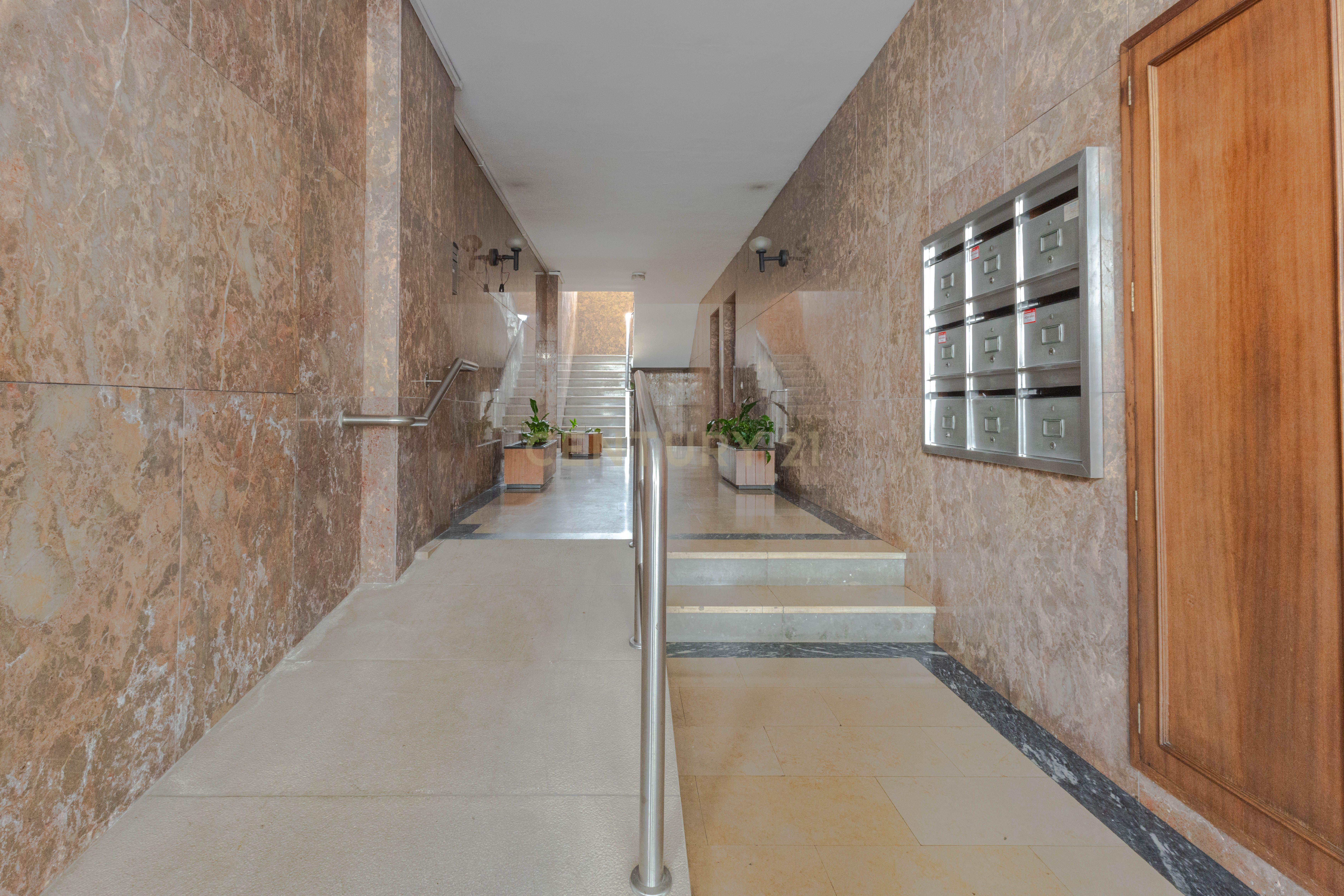 Fotografia 3 de Apartamento T4  Construção Ferreira do Santos 2 lugares de garagem +arrumos  na Avenida Fernão de Magalhães — Espaço, Potencial e Distinção no Coração da Cidade
