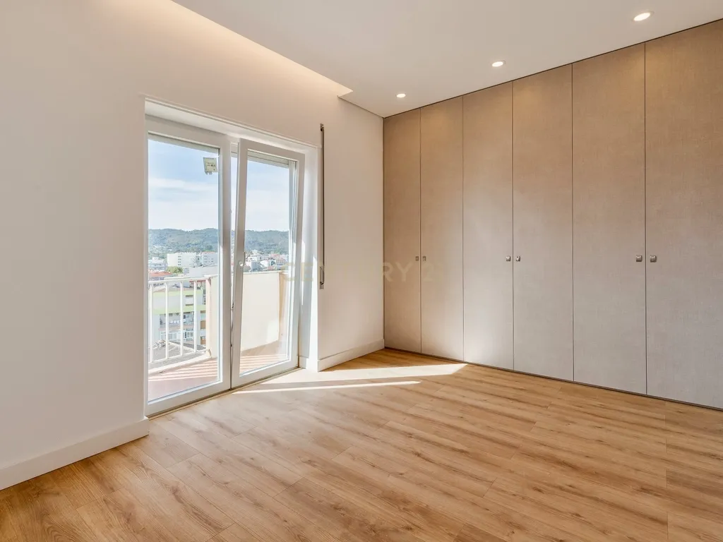 Apartamento T3 Renovado com Vista Panorâmica – Investimento com Rendimento Imediato - Image 14