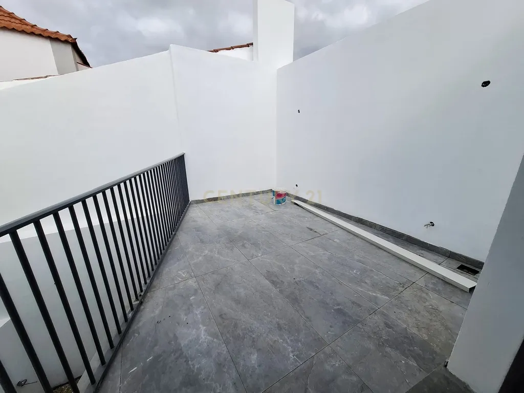Moradia T2 de Charme em Oeiras com Jardins e Terraço - Image 18