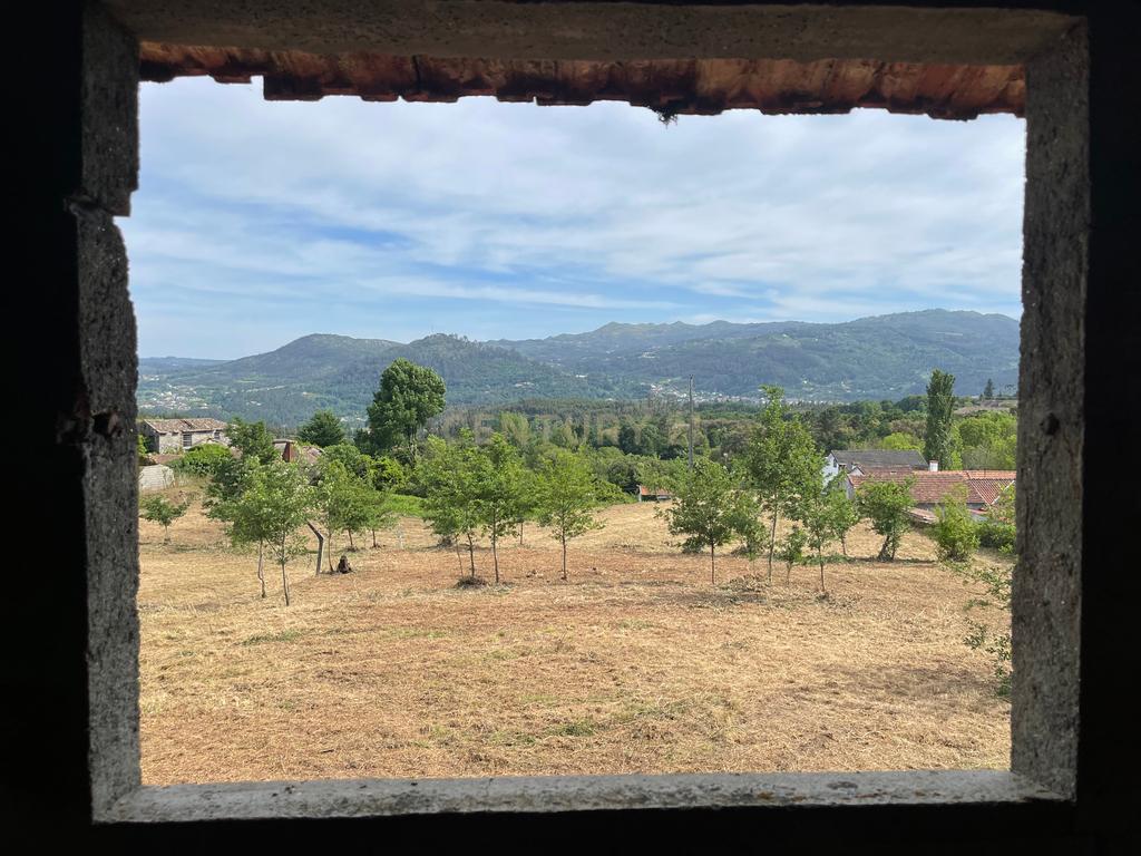 Propriedade com 1,8 hectares de área urbana e 3,2 hectares de solo fértil e floresta, composta por 8 edifícios independentes totalizando 700 m² de área construída, localizada no centro de Serrazes, São Pedro do Sul. - Image 60