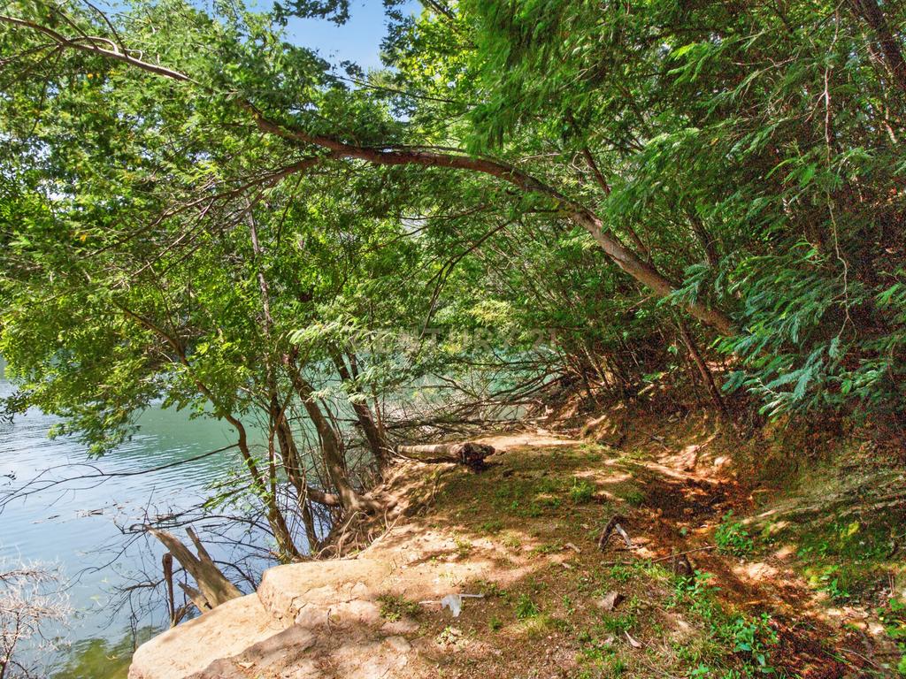 Duas Propriedades Únicas no Gerês com Acesso Direto ao Rio e Ancoradouro Privado - Image 40