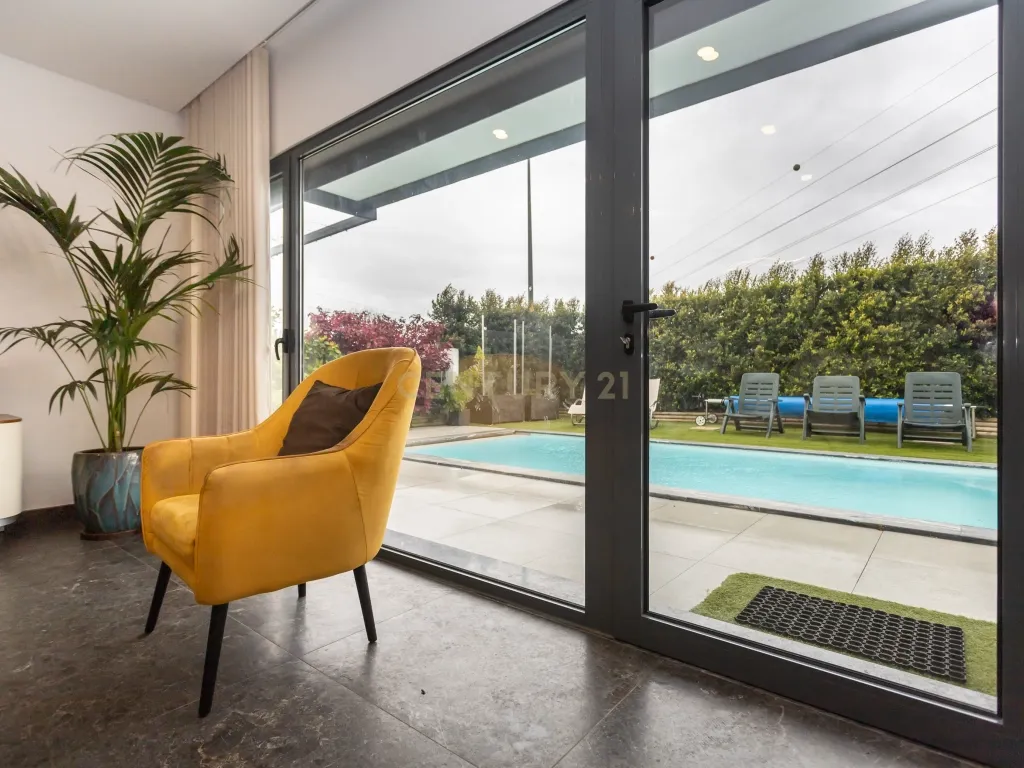 MORADIA ISOLADA na CAPARICA T4 c/ 3 SUITES, PISCINA AQUECIDA e PAINÉIS FOTOVOLTAICOS - Image 17