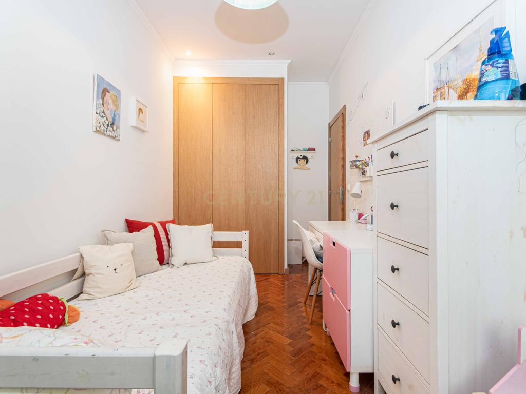 Apartamento T4 luminoso em Alvalade que combina estilo e localização premium - Image 4