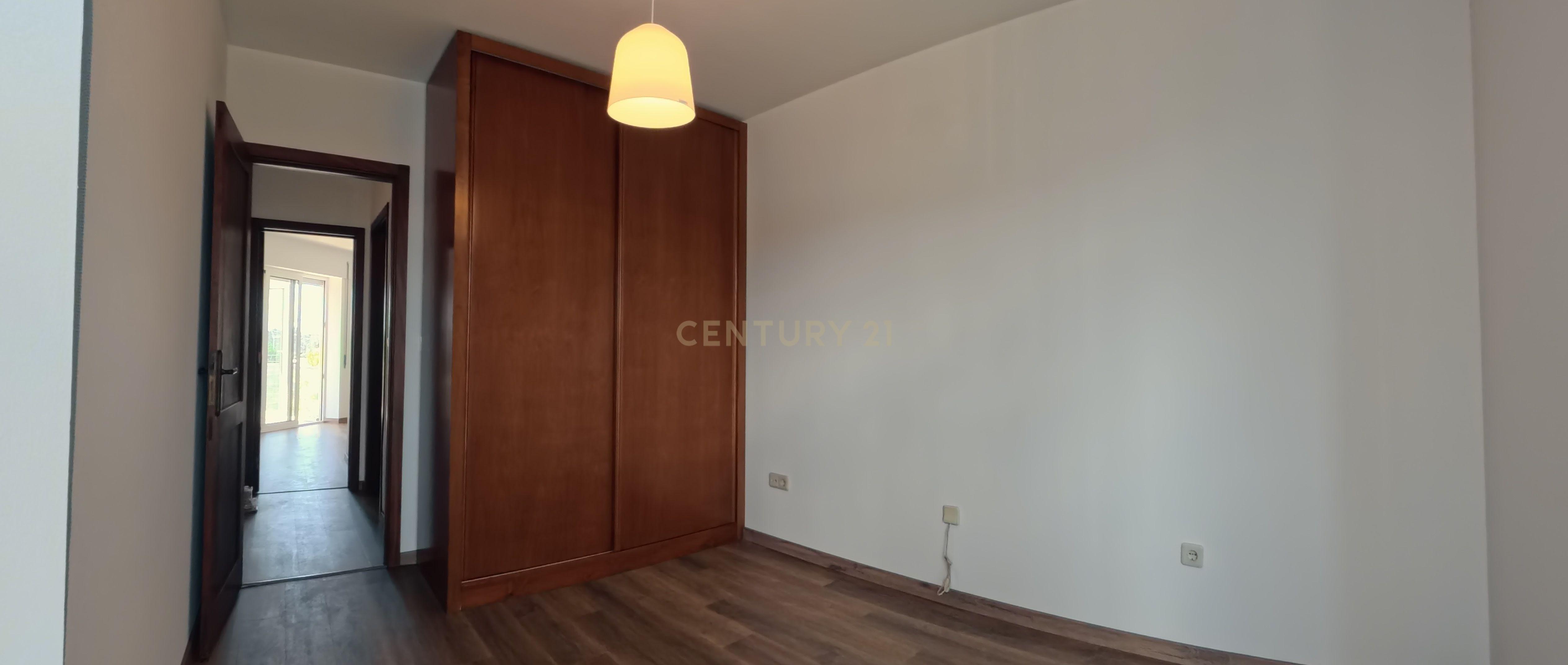 Fotografia 10 de T2 Renovado com Garagem Fechada e 2 Varandas — Palmeira de Faro, Esposende