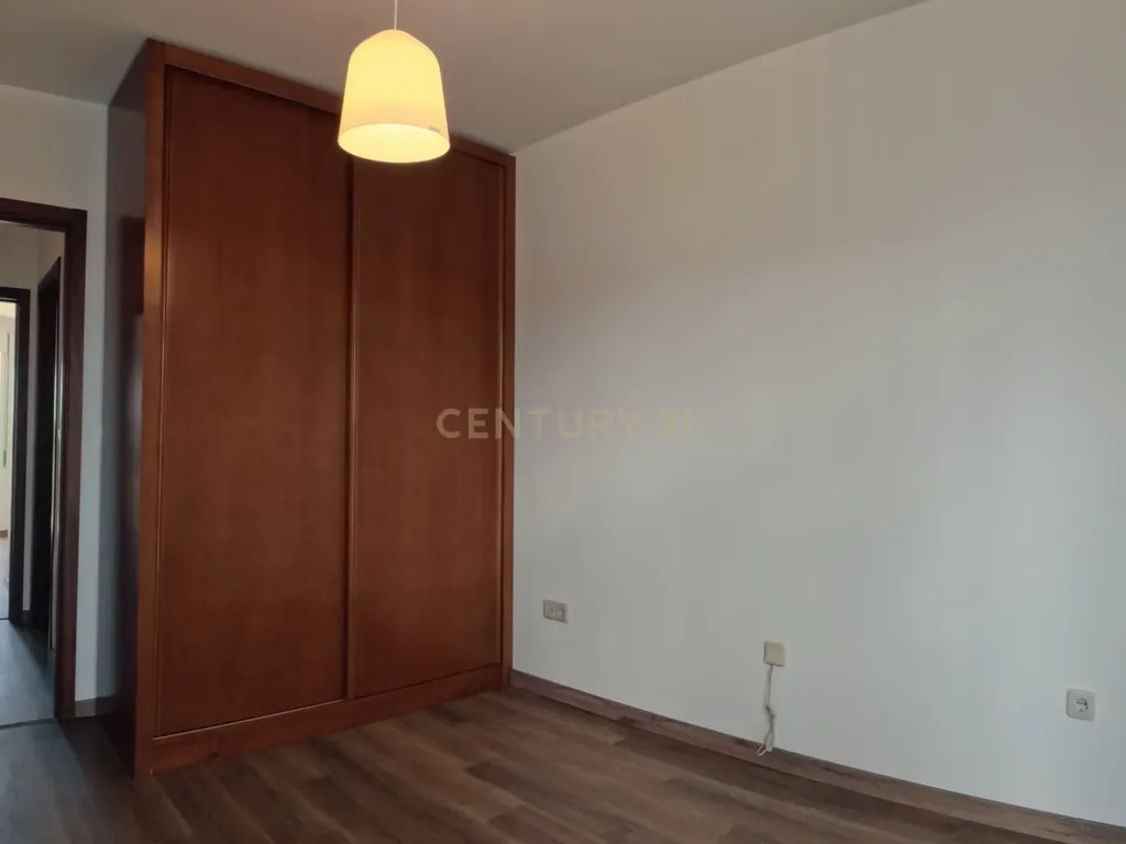 T2 Renovado com Garagem Fechada e 2 Varandas — Palmeira de Faro, Esposende - Image 10