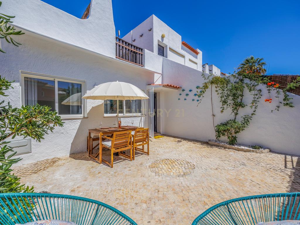 Apartamento Renovado T1 em Quarteira, Loulé - Oportunidade Única! - Image 1