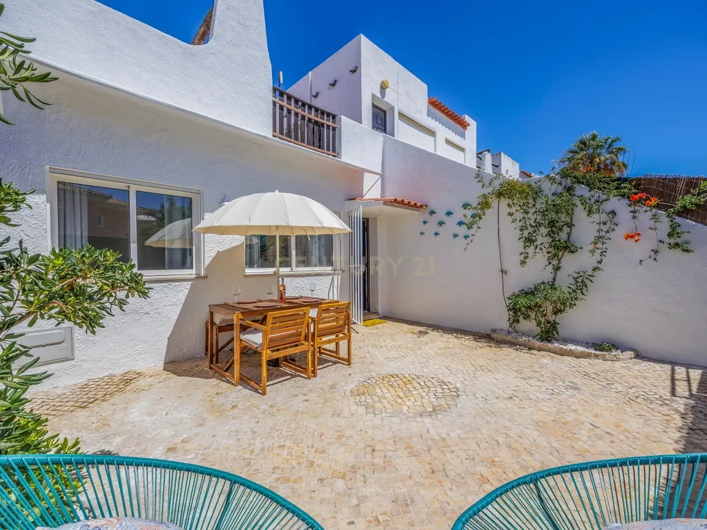Apartamento Renovado T1 em Quarteira, Loulé - Oportunidade Única! - Image 1