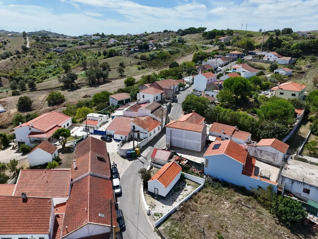 Moradia T1 Térrea Renovada com Espaço Exterior - Image 17