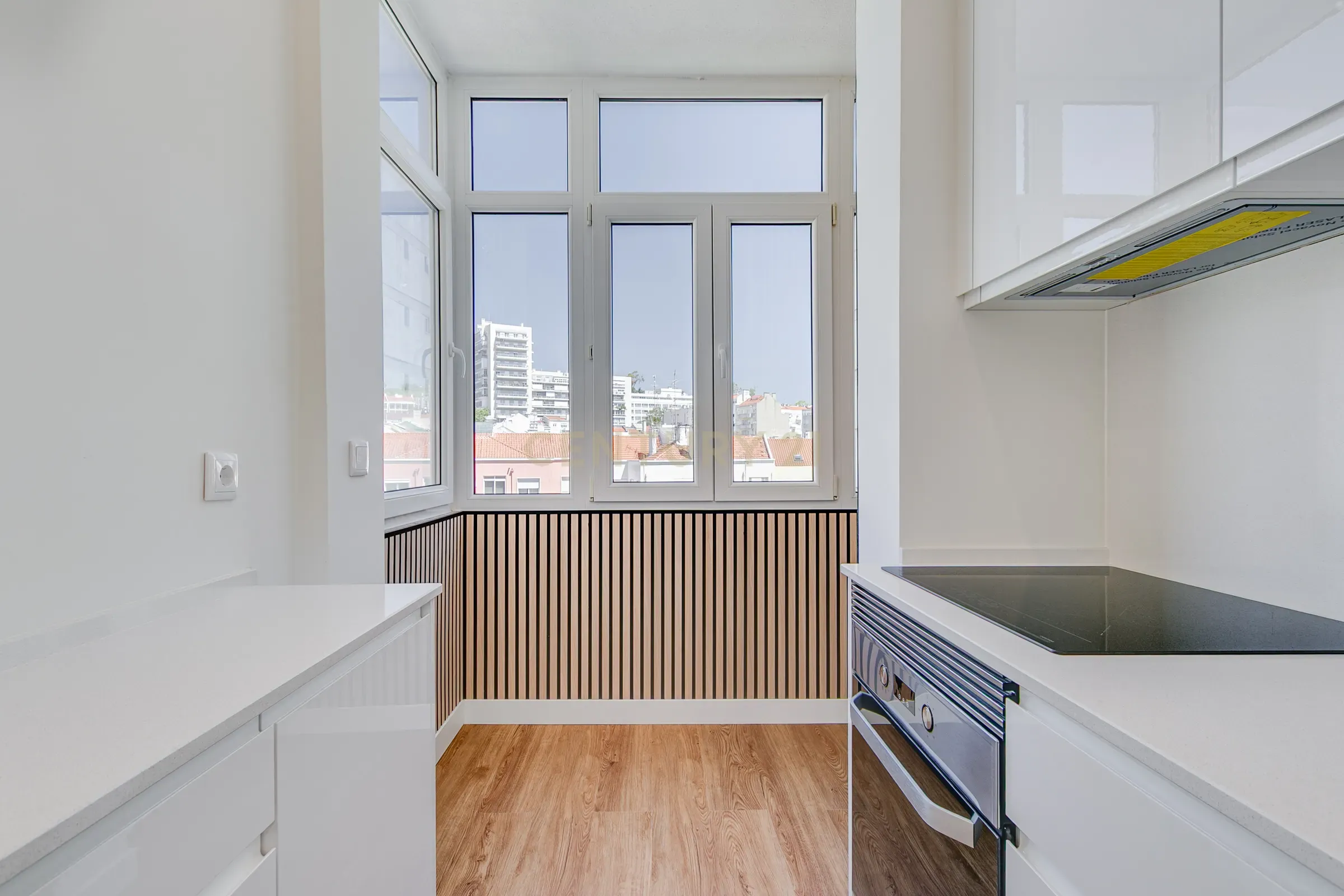 Apartamento T2 Remodelado em São Domingos de Benfica, Lisboa - Image 3