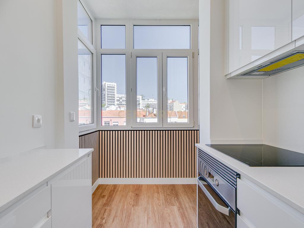 Apartamento T2 Remodelado em São Domingos de Benfica, Lisboa - Image 3