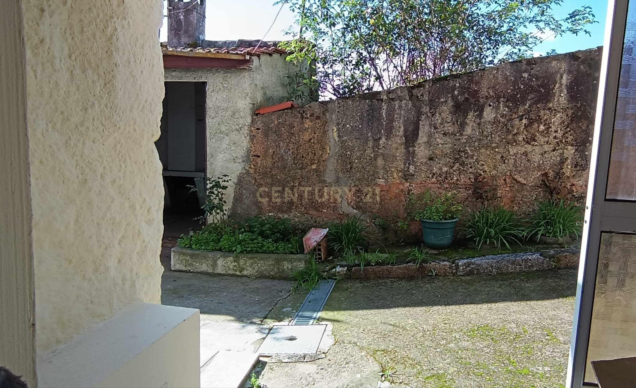 Casa geminada de dois pisos com reabilitação parcial em Vidago / Chaves - Image 11