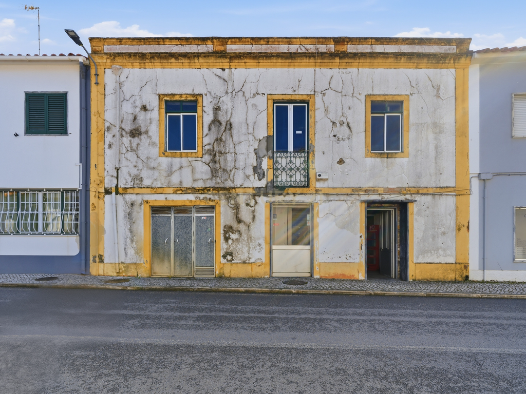 Imóvel comercial no centro da Merceana concelho de Alenquer, composto por dois pisos de 160 m² cada - Image 1