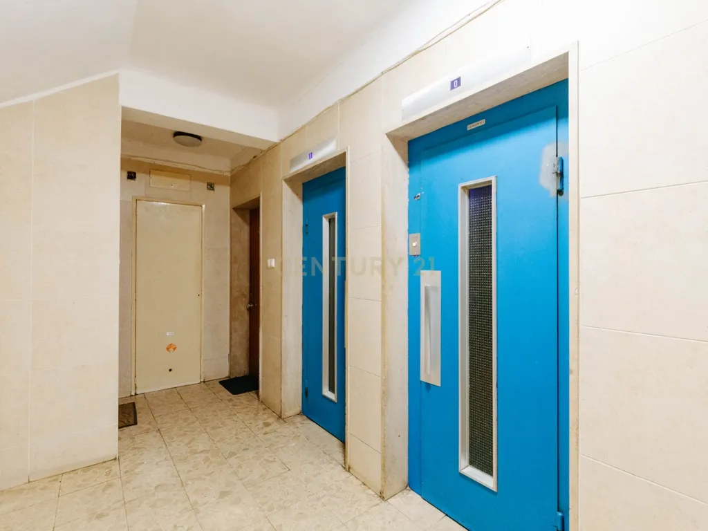 Apartamento T2 Renovado em Miratejo - Image 26