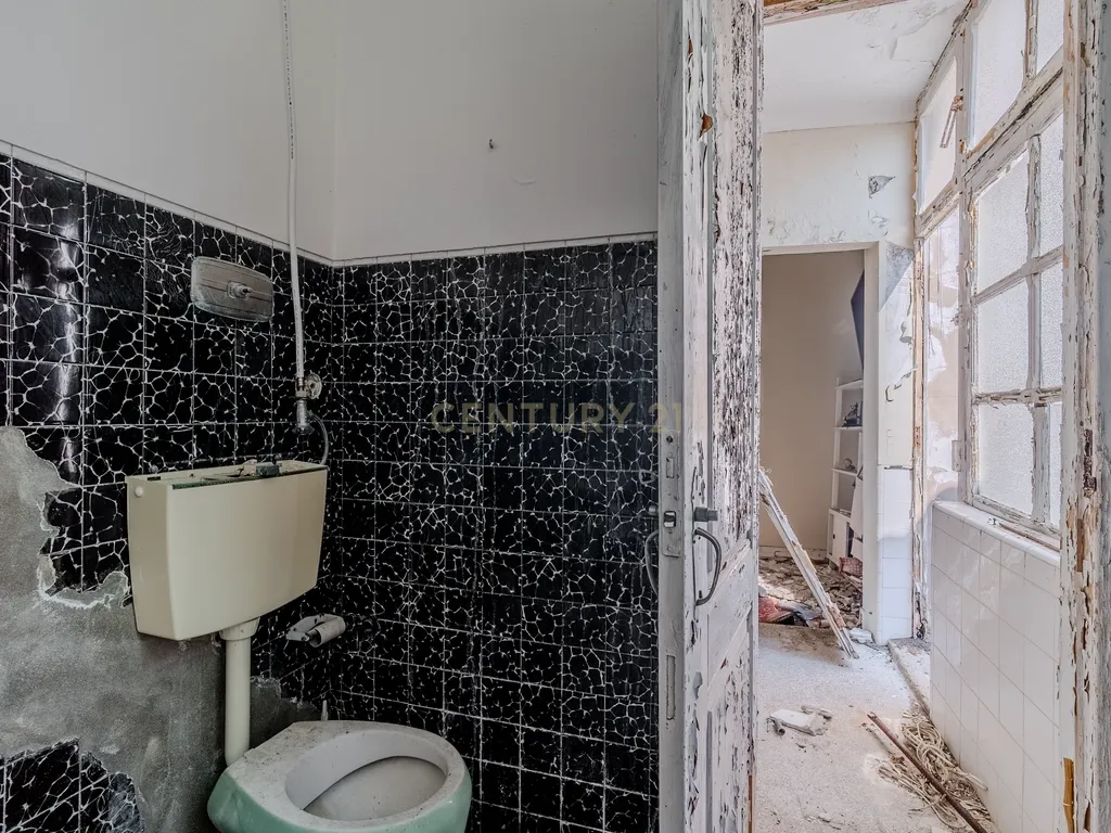 PRÉDIO PARA RECUPERAR, NO CENTRO HISTÓRICO DE PENICHE - Image 29
