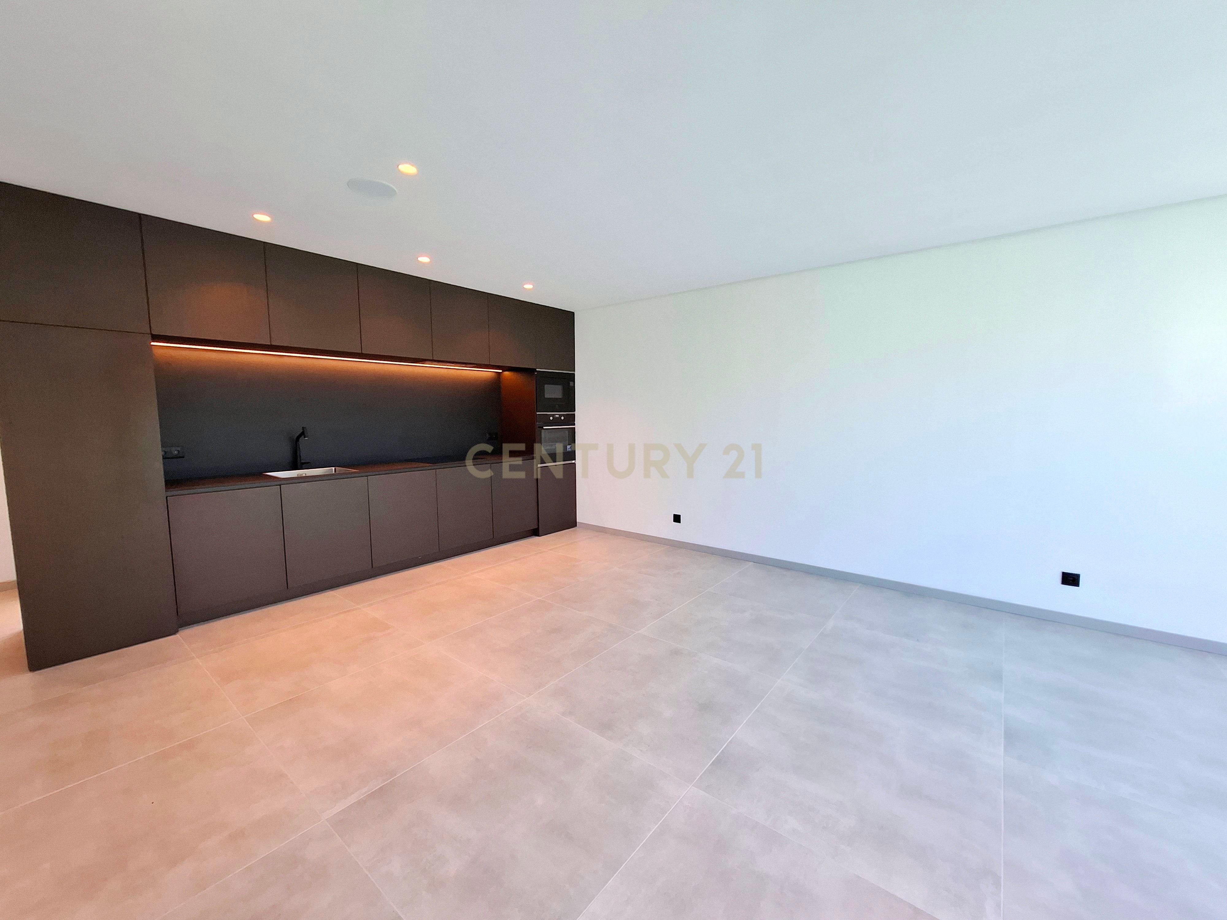 "Moradia Isolada Nova na Marina de Albufeira — Qualidade de Vida com Conforto Moderno" - Image 9
