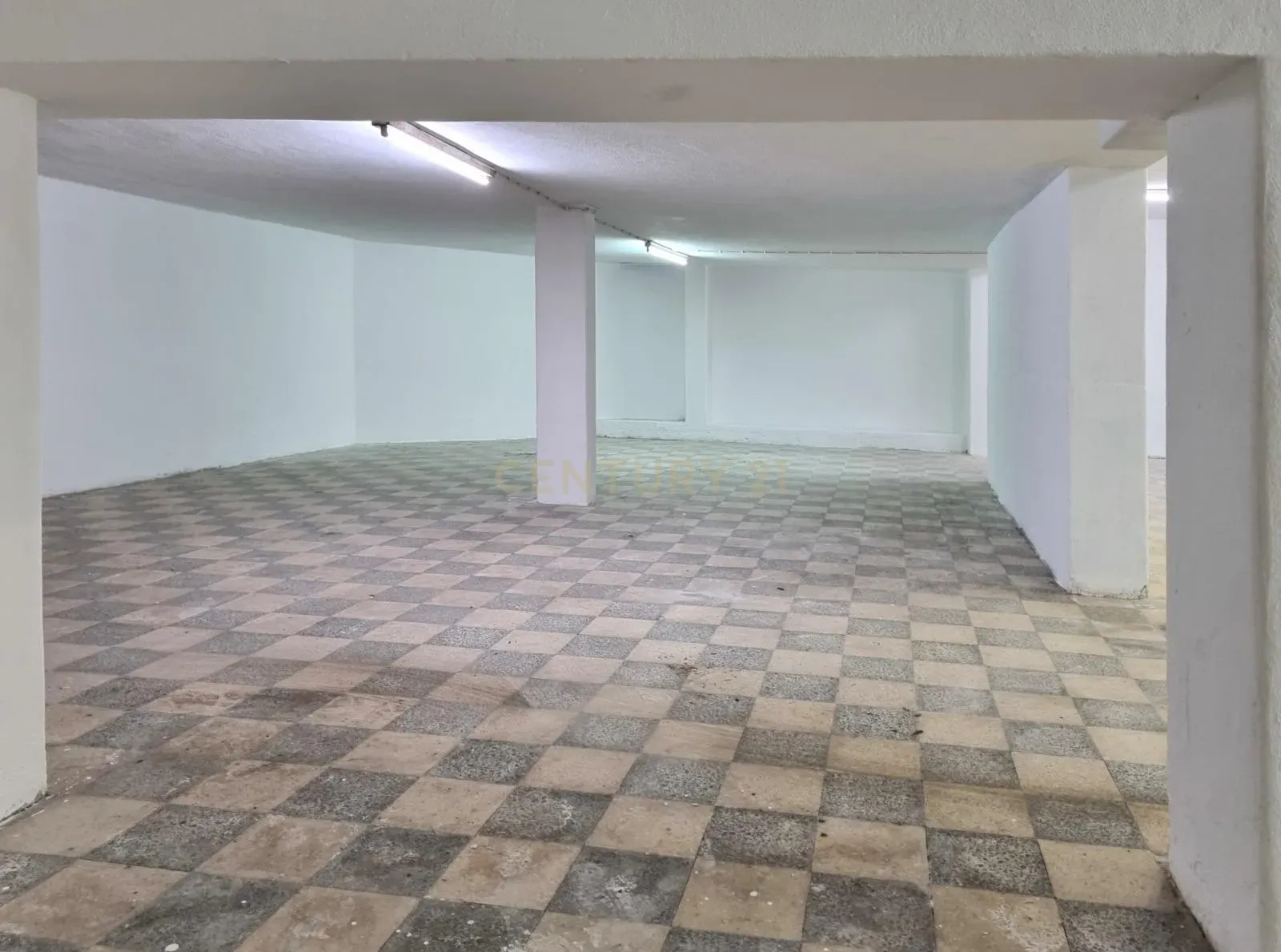 Fotografia 7 de Armazém Gigante de 347 m² no Laranjeiro – Espaço Raro e Cheio de Potencial!