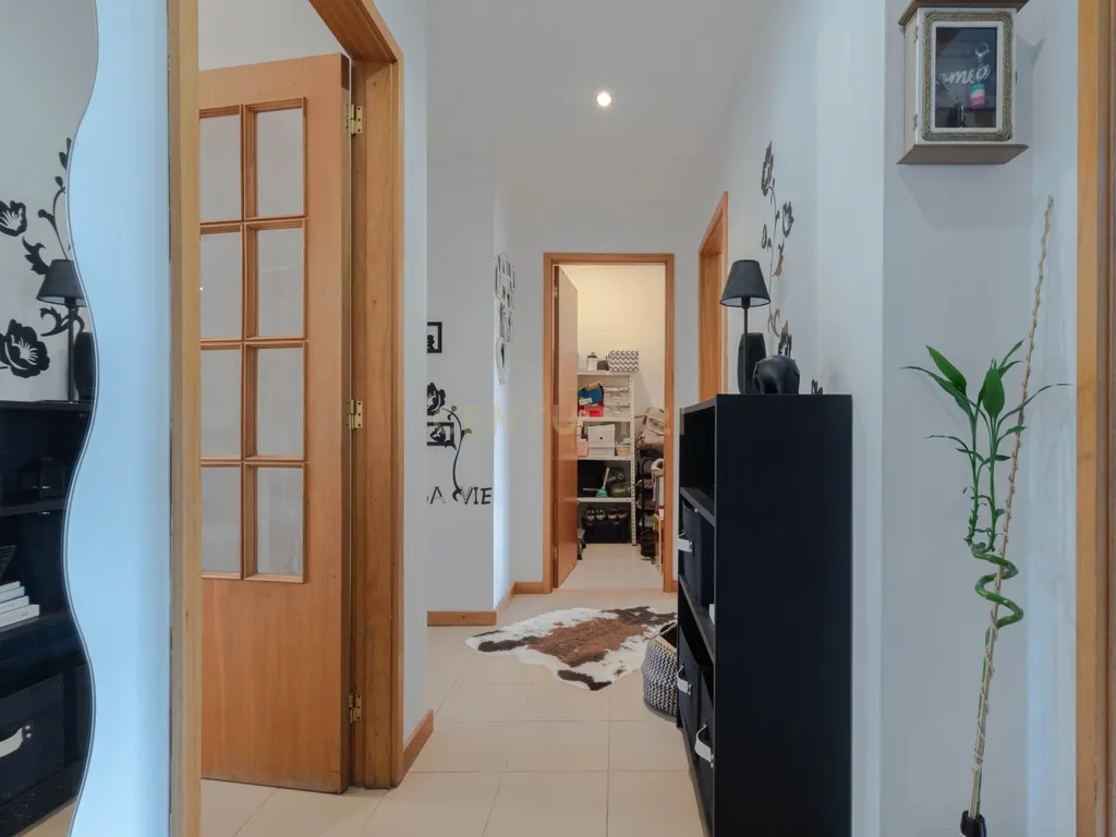 Fantástico Apartamento T2 com Lareira, Varanda e Lugar de Garagem | Fânzeres – Gondomar - Image 8