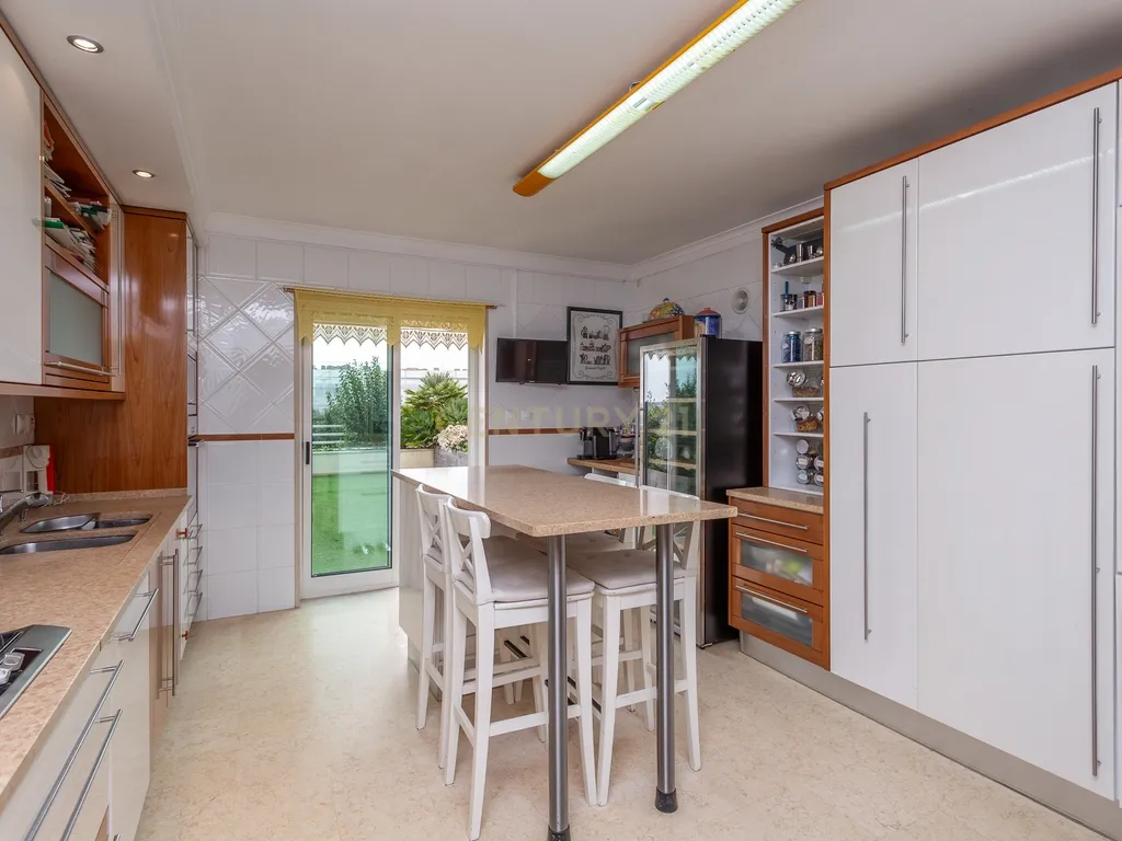 Apartamento T4 Alto de Algés, Terraço, Vista Rio, 6 Lugares de Garagem - Image 7