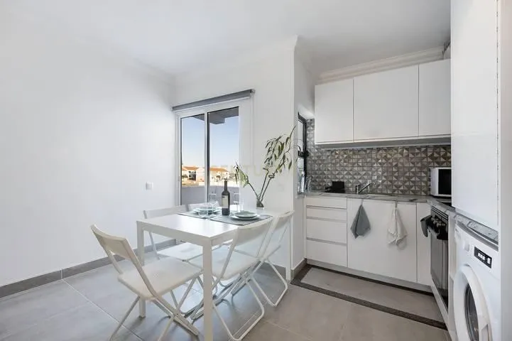 Apartamento T2 em Condomínio Fechado 2º Andar com Elevador com Piscina – Sagres - Image 9