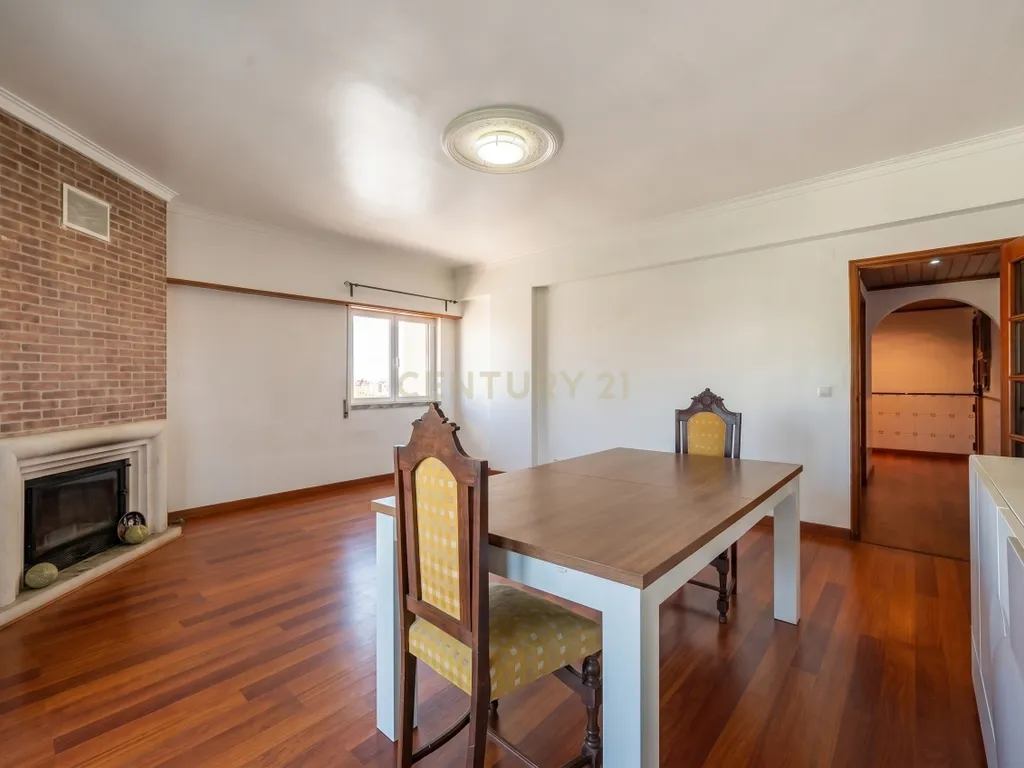 Apartamento T3 com 120m² | Sala com Lareira | Excelentes Áreas e Luz Natural em Algueirão - Image 6