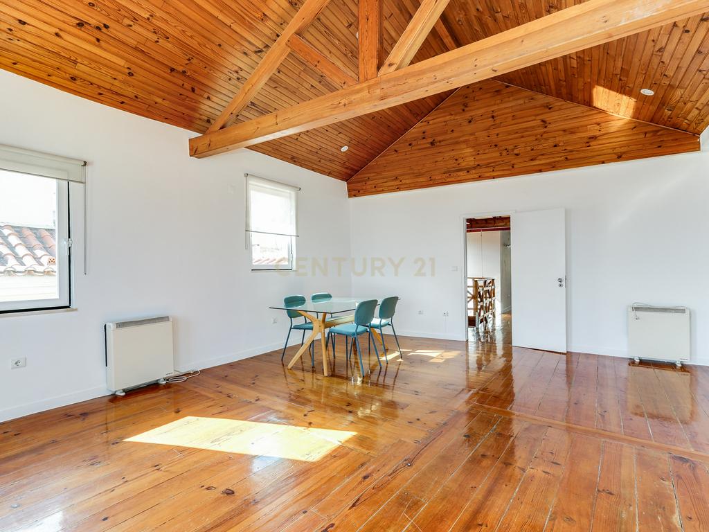 T2 DUPLEX EM ALFAMA COM VISTA PARA ARRENDAR - Image 7