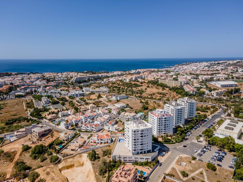 Apartamento T1 com Vista Parcial de Mar, Elevador e Garagem - Image 1