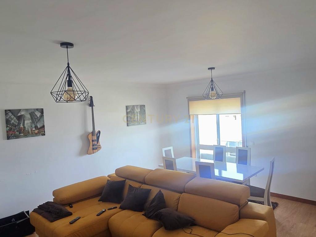 🏡 T2 com Suíte, Varandas e Garagem com Carregamento para Veículo Elétrico - Image 2