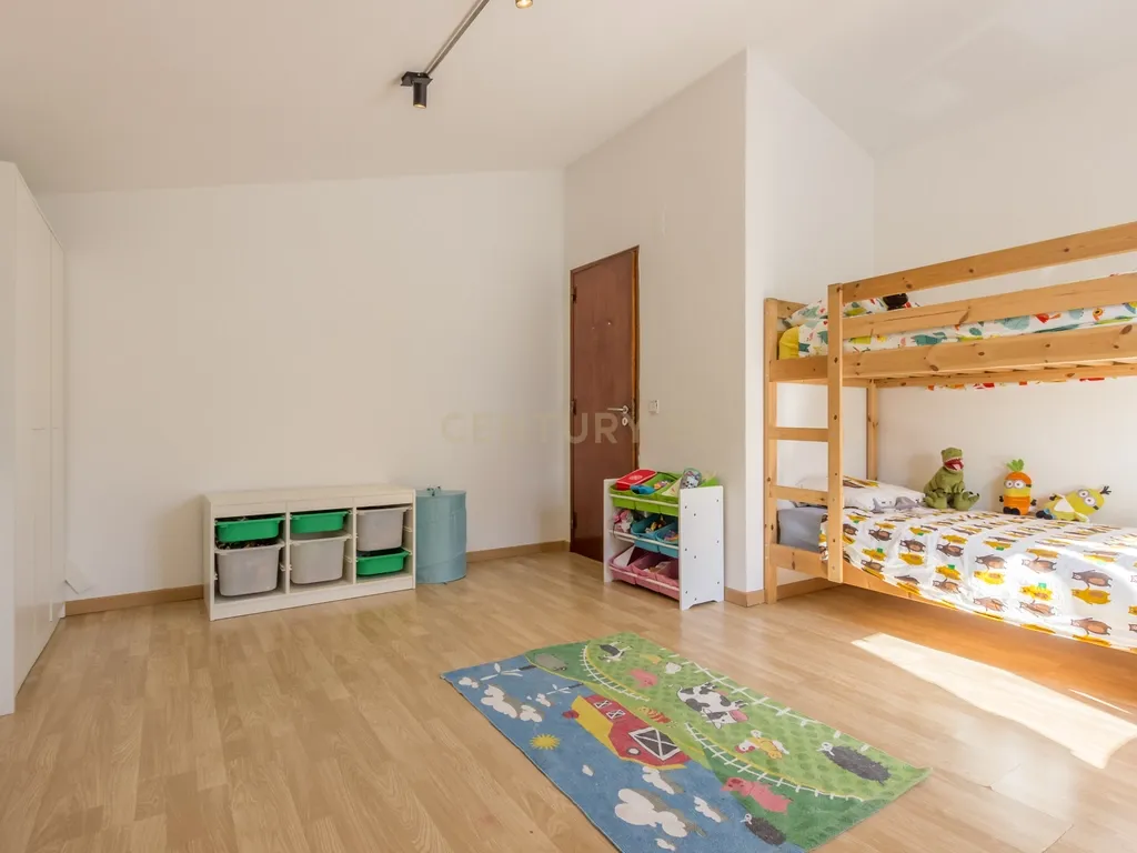 Quinta do Conde - Andar de moradia, 1º andar , com varandas e quatro quartos - Image 14