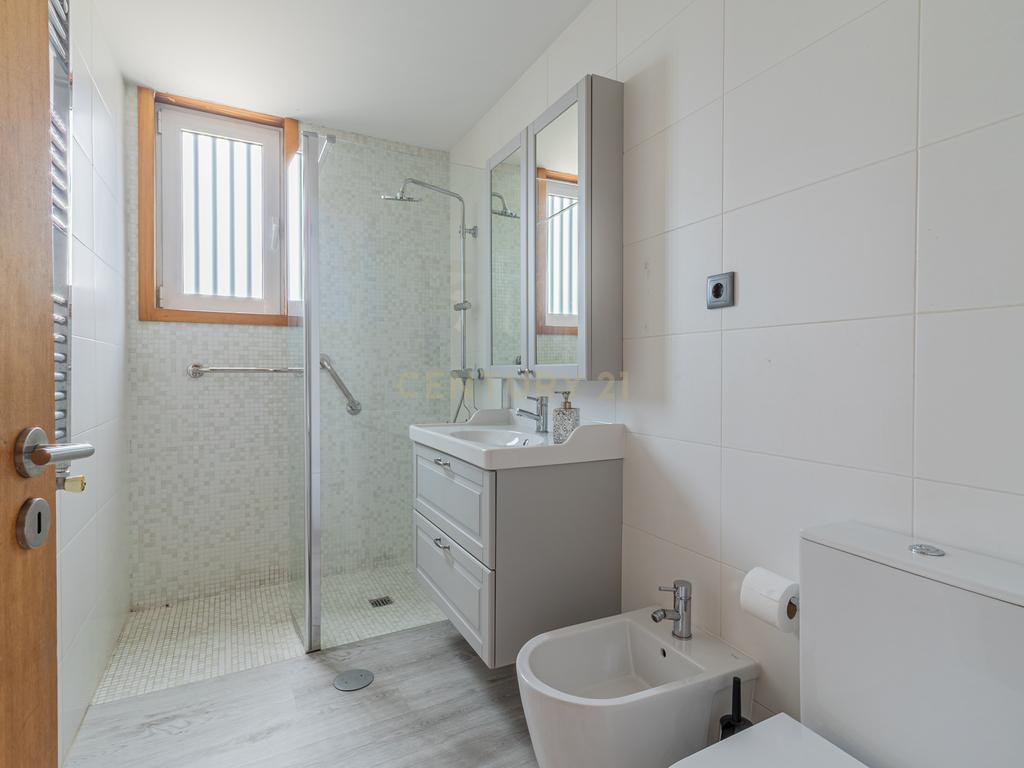 T5 com 3 Suites e Terreno com Rio | Natureza, Espaço e Conforto - Image 22