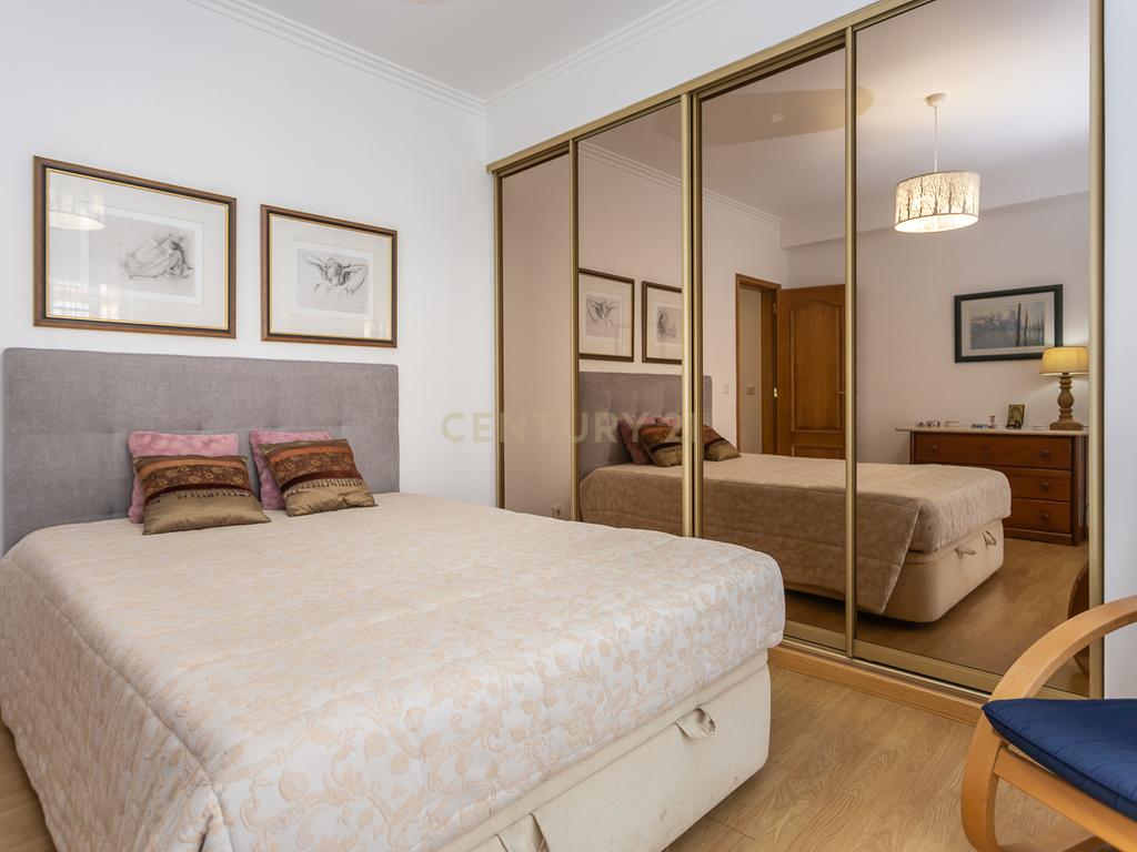 Apartamento T4 c/Arrecadação - Torre da Marinha - Image 3