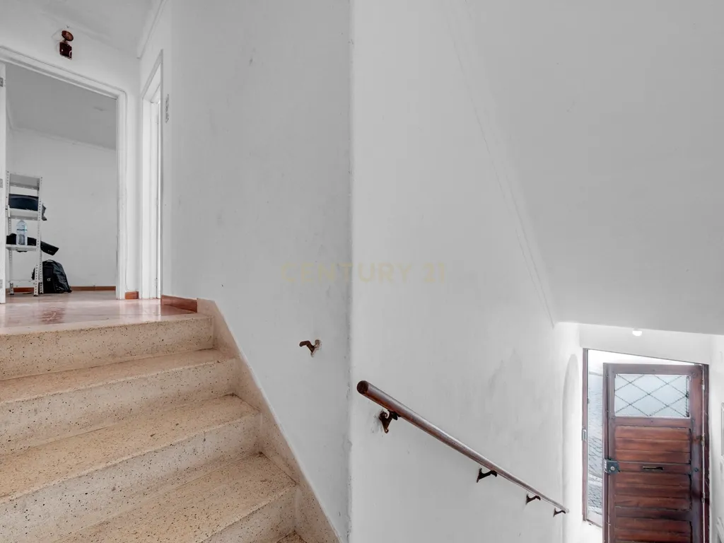 Apartamento T2 para recuperação em zona histórica de Angra do Heroísmo - Oportunidade Única! - Image 3