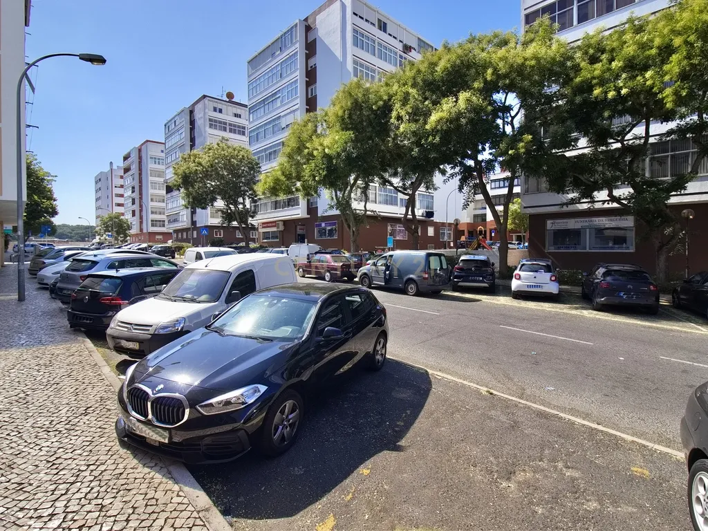 Apartamento T3 com 2 casas de banho em Barcarena – Pronto a habitar - Image 2