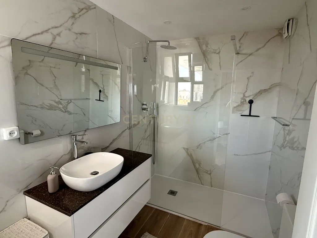 Apartamento T2 renovado em Armação de Pêra a 500 metros da praia. - Image 16
