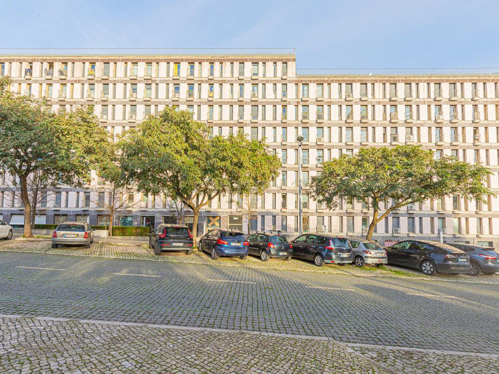 LUMINOSO APARTAMENTO T3 - Condomínio EPUL Entrecampos, com área bruta - Image 27