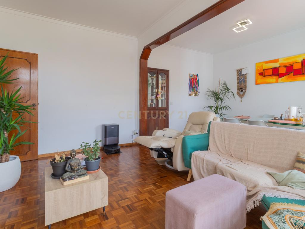 Apartamento T4 convertido em T3 - Centro do Barreiro - Image 4