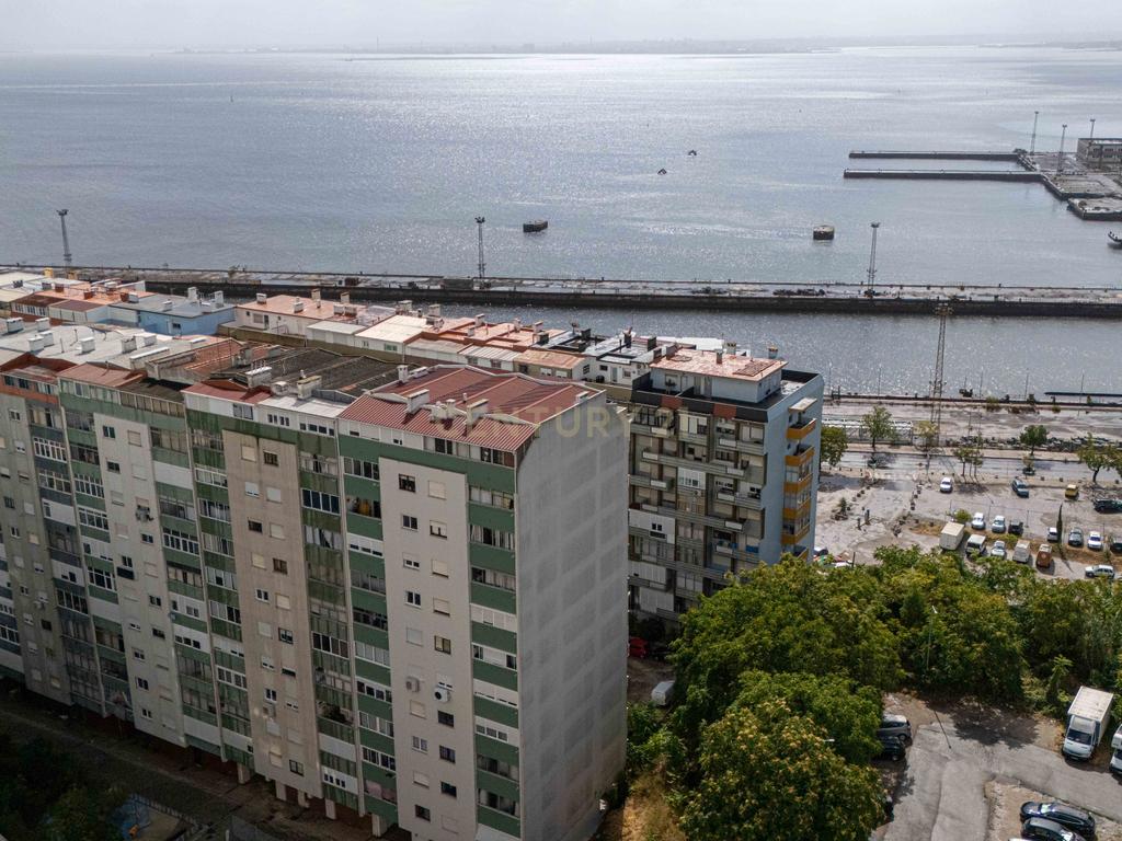 T3 Totalmente Remodelado com Vista Rio | Cacilhas, Almada - Image 40