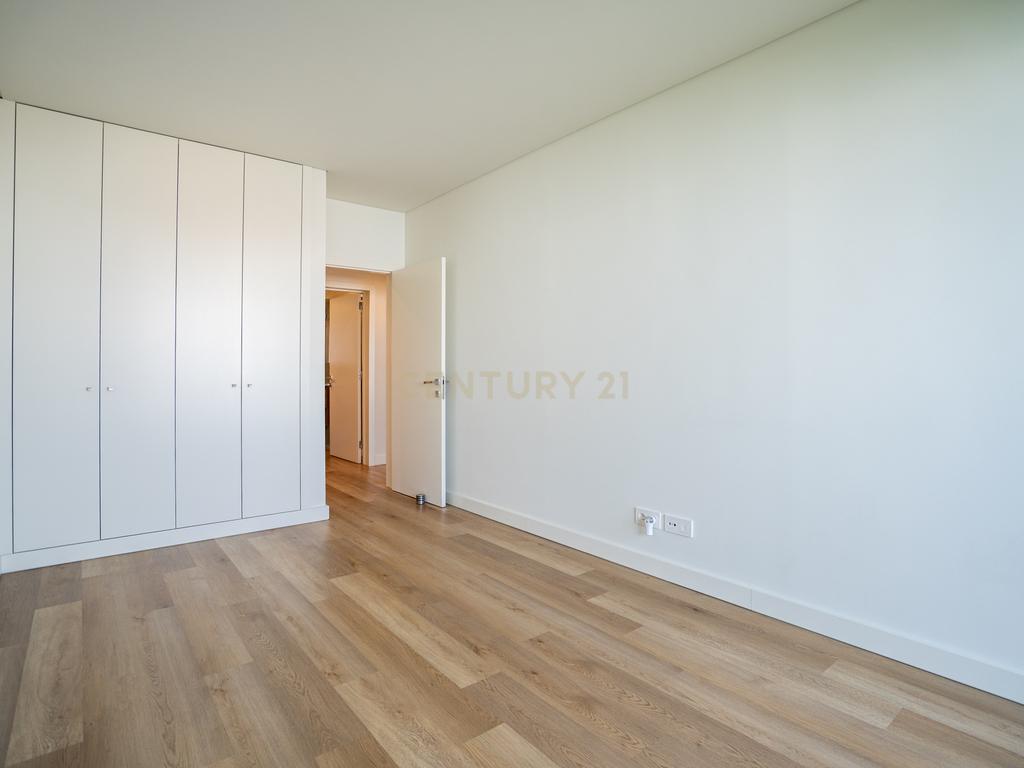 Exclusivo T3 no Terraces Mirear com Varanda, Piscina, Ginásio e Sauna – Miraflores - Image 18