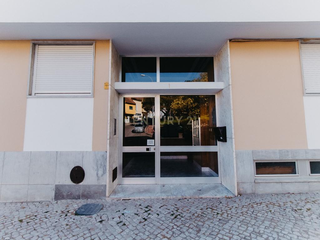 Apartamento T3, 3 varandas e 2 wc. Situado no último piso de um edifício tranquilo, conforto, funcionalidade e uma localização difícil de igualar. - Image 24