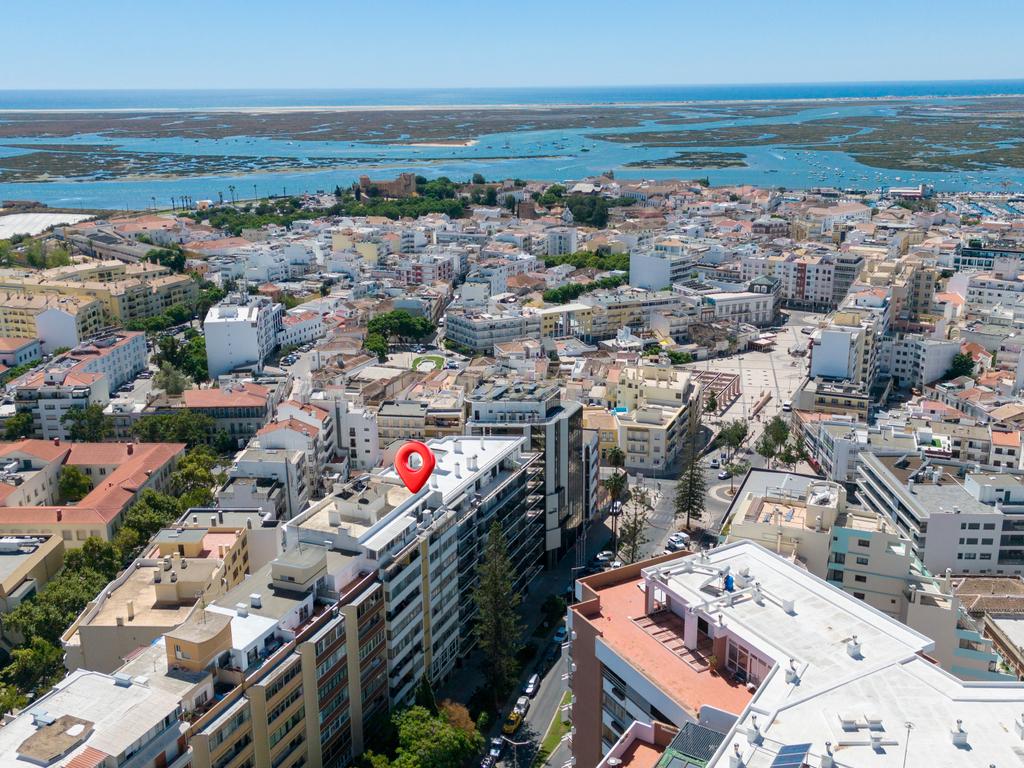 Viva no topo de Faro: Rooftop T3 na Avenida 5 de Outubro - Image 1