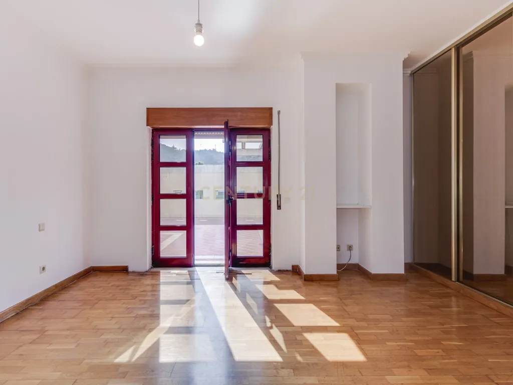 Apartamento T4 com Terraço Privativo e Churrasqueira no Condomínio Lezíria Parque | Vila Franca de Xira - Image 11