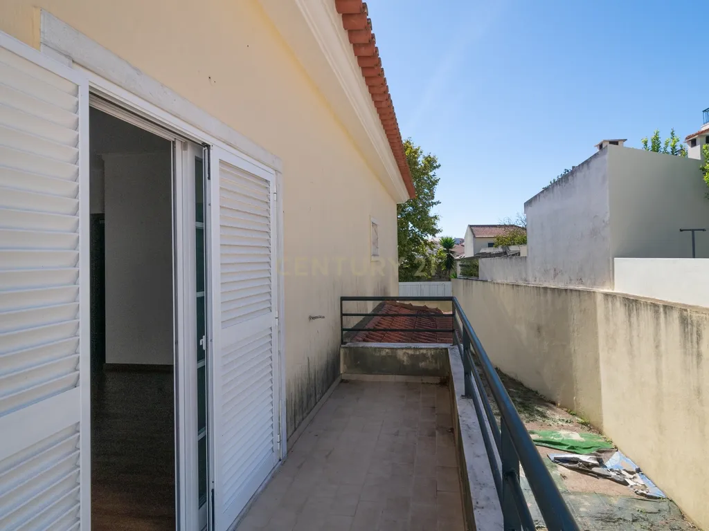Moradia T4+1 | 368 m² | Garagem para 4 Viaturas | Casal do Bispo, Famões - Image 31