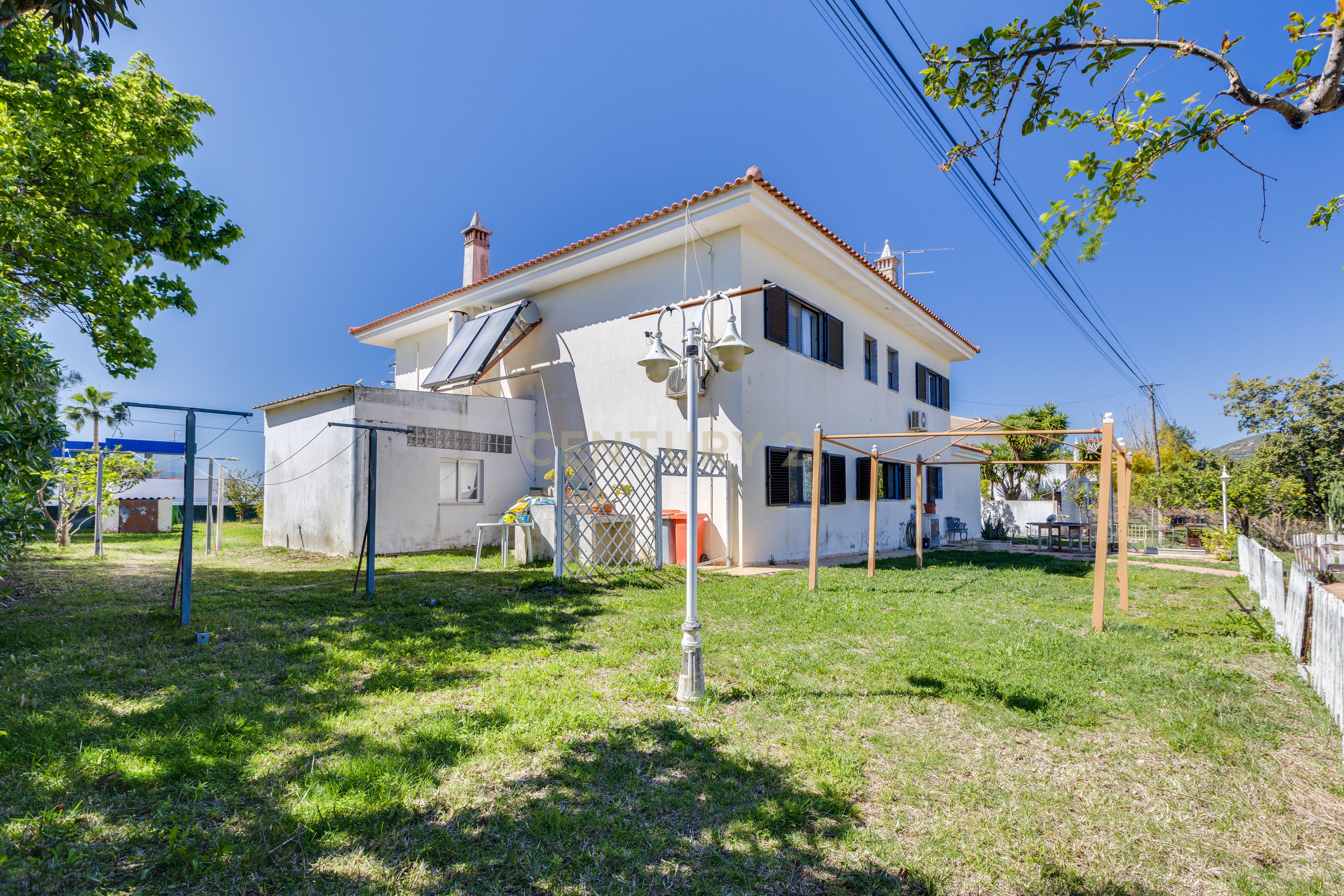 Fotografia 5 de Moradia T5 — Entre Olhão e Estoi | 5.000 m² de Terreno | Piscina | Garagem | Excelente Potencial de Renovação