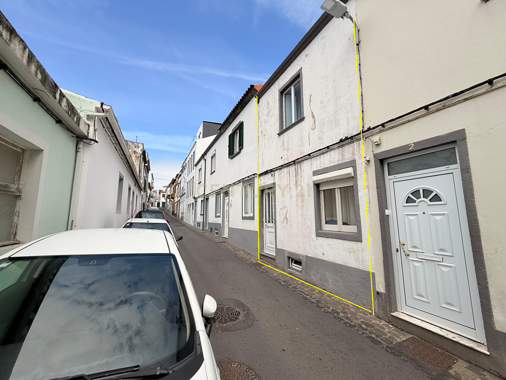 Invista no Centro de Ponta Delgada – Moradia com Enorme Potencial - Image 26