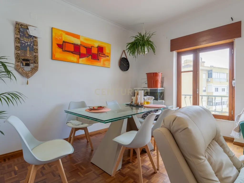 Apartamento T4 convertido em T3 - Centro do Barreiro - Image 2