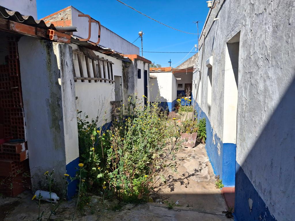 Moradia para Recuperação no Montijo com Jardim e Garagem - Image 11