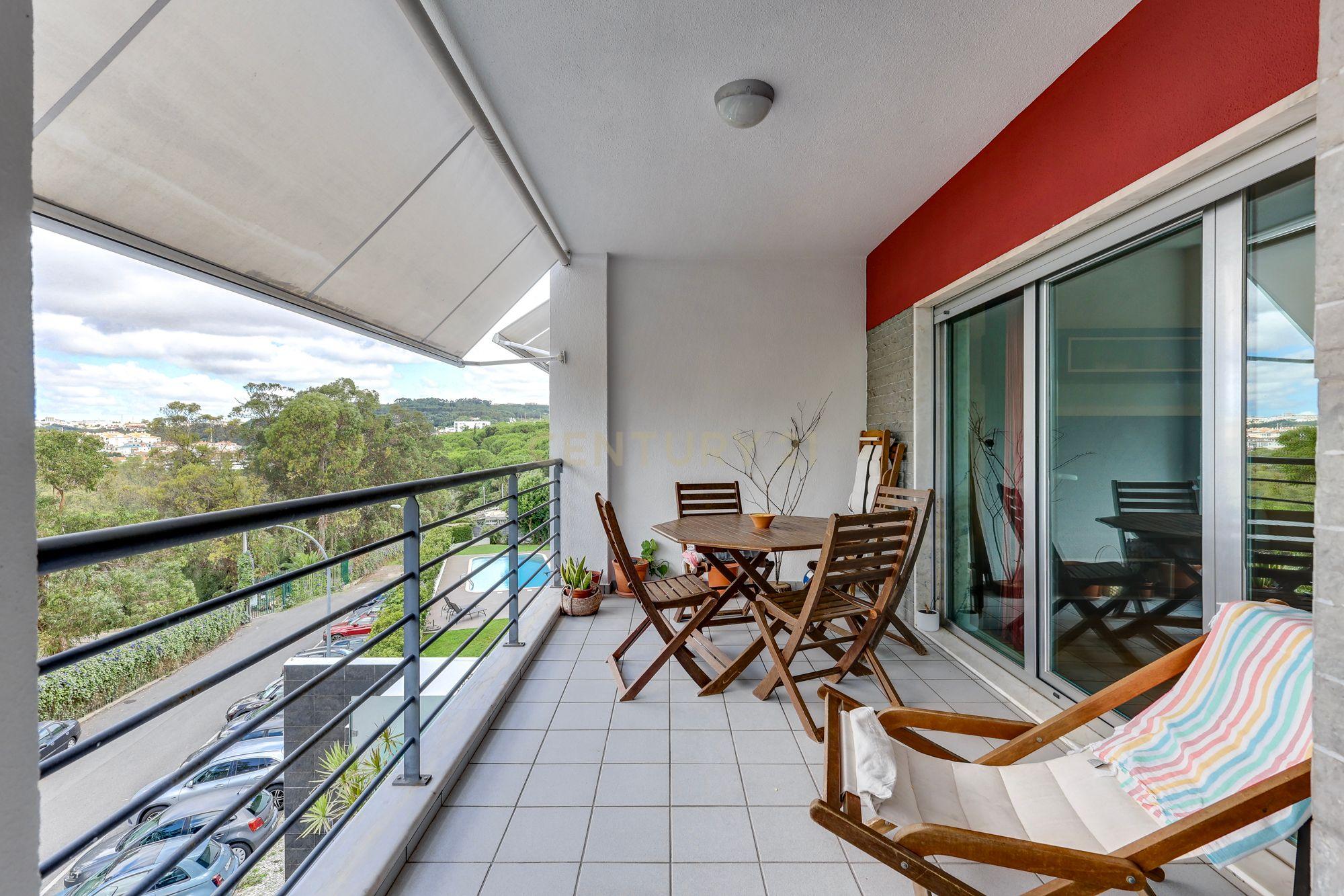 Apartamento T3 com vista panorâmica sobre o Jamor em condomínio fechado com piscina e ginásio