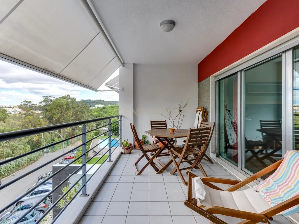 Apartamento T3 com vista panorâmica sobre o Jamor em condomínio fechado com piscina e ginásio - Image 1