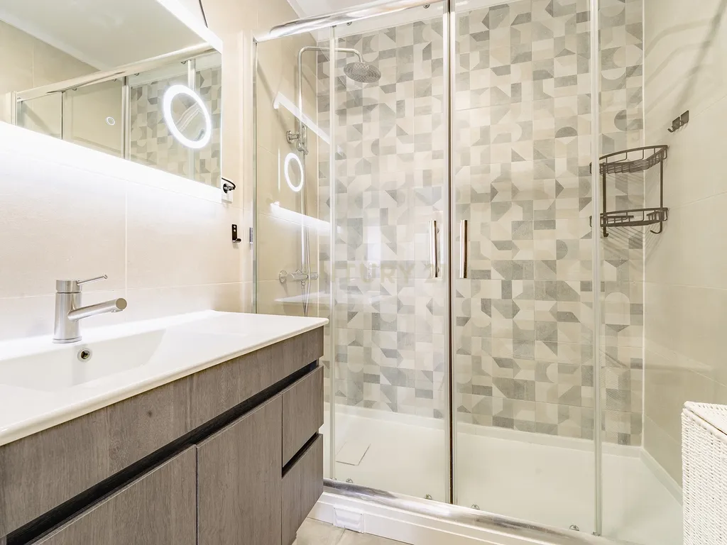 Apartamento T2 Remodelado na Torre da Marinha - Image 2